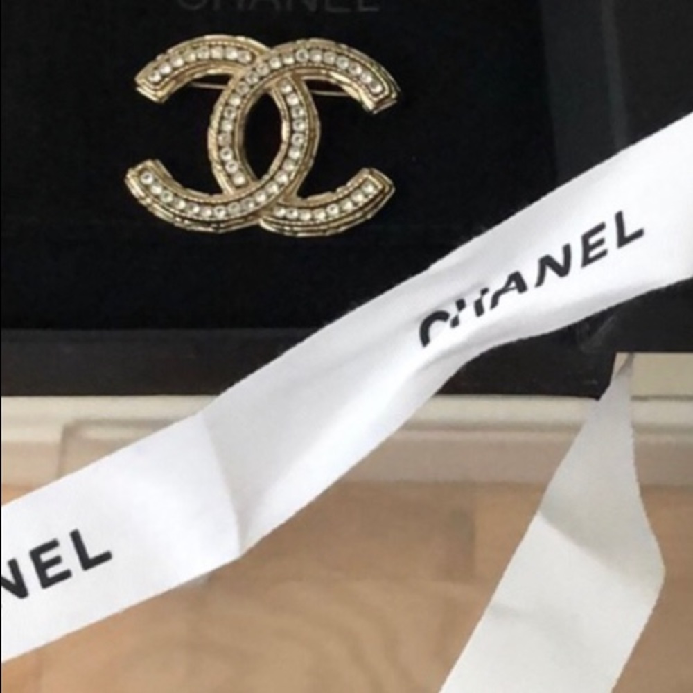 💯 authentic Chanel brooch